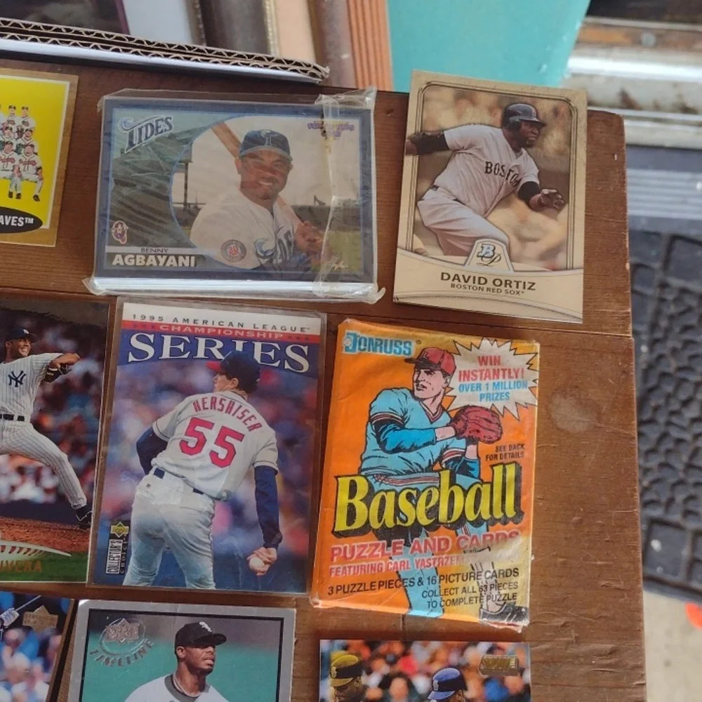 Assorted Baseball Trading Cards Collection - Picture 3 of 5
